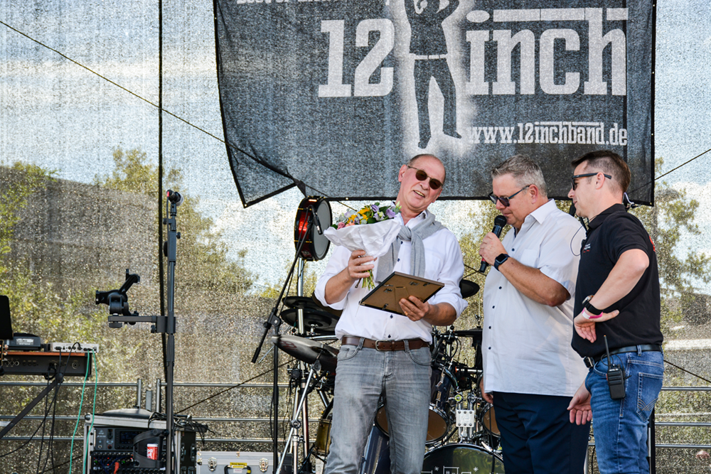 Heinz-Werner Czeczatka-Simon bekommt eien Urkund von Michael krebber und Danny Großjohann überreicht.